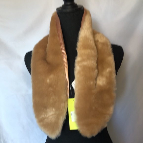 CAPELLI OF NEW YORK light brown faux fur muffler. - Picture 6 of 6